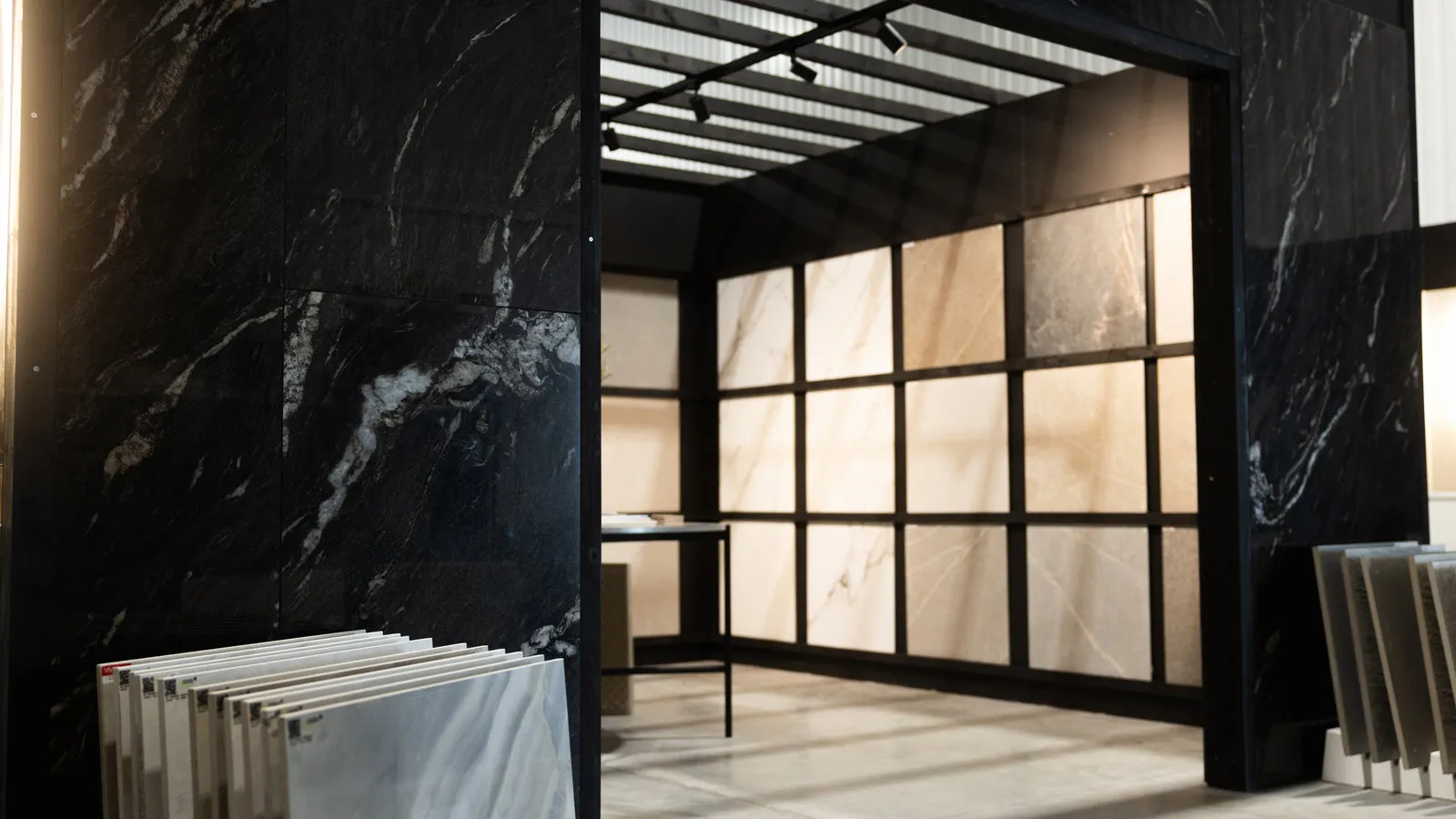 KakelExpress showroom i Karlskrona med materialprover och kakelinspiration